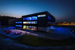 RECOM-Zentrale bei Nacht